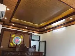 mẫu trần nhựa giả gỗ đẹp 2025 cho phòng khách