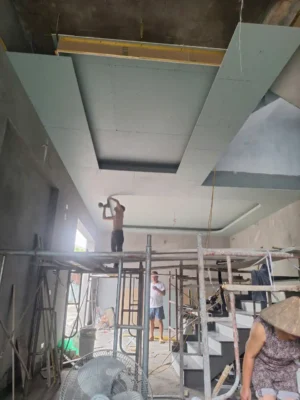 Thi công trần thạch cao chống nóng tại phòng khách hiện đại