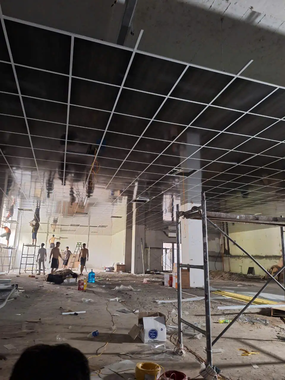 Trần nhựa thả 60x60 đang thi công cho công trình tại Hà Nội